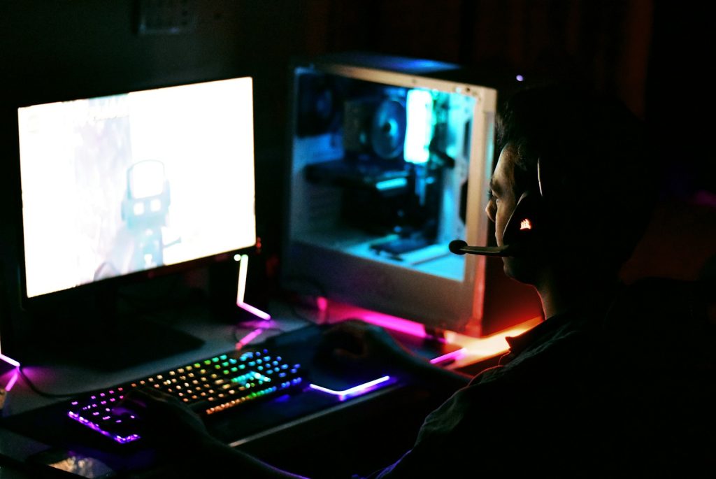 RGB aydınlatmalı gaming ürünler, gaming klavye, gaming mouse, gaming kulaklık, RGB aydınlatma
